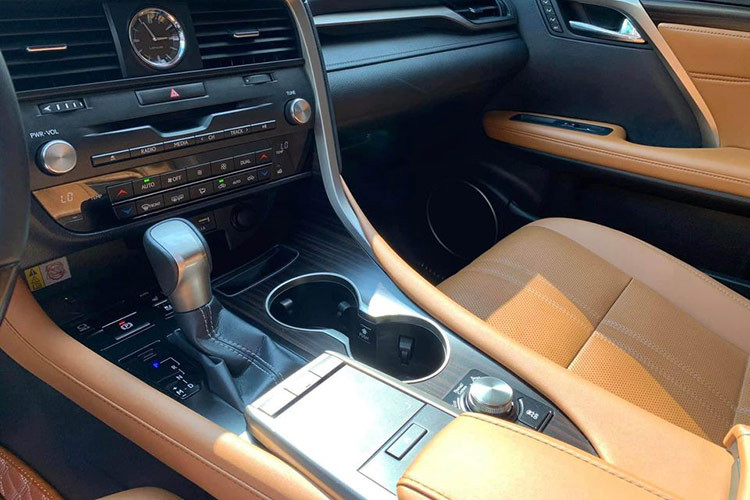 Về truyền động, Lexus RX 300 được trang bị động cơ xăng tăng áp 2.0L 4 xi lanh, sản sinh công suất tối đa 233 mã lực tại 4800-5600 vòng/phút, mô men xoắn cực đại 350Nm tại 1650-4000 vòng/phút kèm theo hộp số tự động 6 cấp.