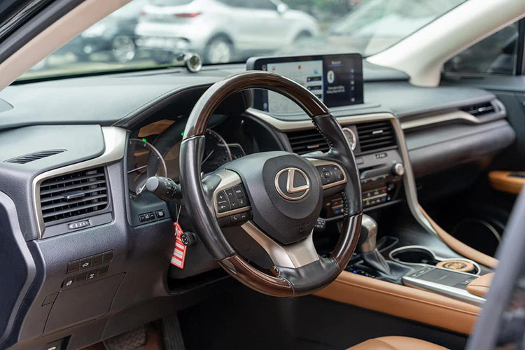 Bên trong cabin, Lexus RX 300 mang đến một trải nghiệm cao cấp với toàn bộ hệ thống ghế ngồi đều được bọc da semi-aniline. Các trang bị tiện ích nổi bật có thể kể đến trên Lexus RX 300 gồm: Vô-lăng 3 chấu gia công tinh xảo tích hợp nhiều phím bấm; ghế chỉnh điện; màn hình cảm ứng hiển thị đa thông tin giải trí với kích thước lên tới 12.3 inch; hệ thống âm thanh 12 loa,…