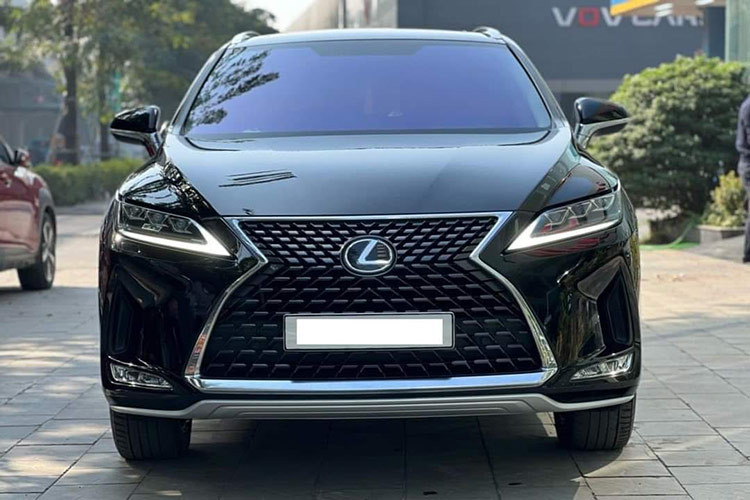 Về ngoại hình Lexus RX300 đời 2021 tại Việt Nam mang đến cái nhìn thể thao và khoẻ khoắn. Ngôn ngữ thiết kế L-Finesse được thực hiện triệt để trên phía đầu xe với cụm lưới tản nhiệt hình con suốt đặc trưng, gấp lại tại vị trí Logo. Cụm đèn trước được thiết kế cách điệu Full LED. Xe được trang bị bộ mâm kích thước khá lớn 20 inch.