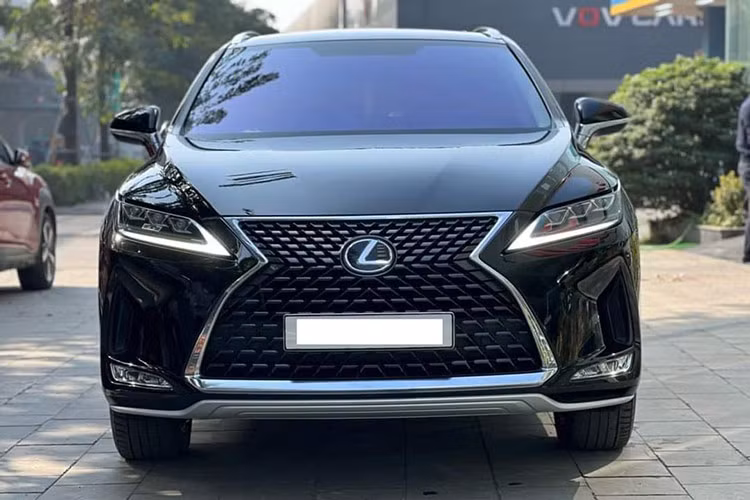 Về ngoại hình Lexus RX300 đời 2021 tại Việt Nam mang đến cái nhìn thể thao và khoẻ khoắn. Ngôn ngữ thiết kế L-Finesse được thực hiện triệt để trên phía đầu xe với cụm lưới tản nhiệt hình con suốt đặc trưng, gấp lại tại vị trí Logo. Cụm đèn trước được thiết kế cách điệu Full LED. Xe được trang bị bộ mâm kích thước khá lớn 20 inch.