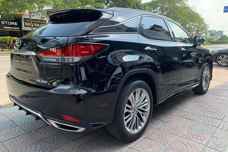 Chiếc xe crossver hạng sang Lexus RX300 trong bài viết này được sản xuất năm 2021, nhập khẩu nguyên chiếc. Về ngoại hình, xe còn khá mới dù đã lăn bánh hơn 60.000 km sau 3 năm. Hiện nó đang được chủ nhân chào bán trên sàn xe cũ với mức giá khoảng hơn 2,9 tỷ đồng.