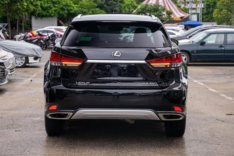 Tương tự như phần đầu, đuôi của RX 300 2021 cũng được định hình từ những nếp nhăn đầy cá tính. Khu vực biển số được cắt xẻ và tạo thành “bóng dáng” của con suốt như chính mặt ca-lăng. Cân xứng hai bên, cụm đèn hậu hai tầng với các bóng LED hình chữ L ẩn sâu vào trong. Bên dưới, hai ống xả kép hình thang mạ crom.