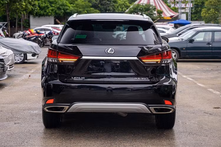 Tương tự như phần đầu, đuôi của RX 300 2021 cũng được định hình từ những nếp nhăn đầy cá tính. Khu vực biển số được cắt xẻ và tạo thành “bóng dáng” của con suốt như chính mặt ca-lăng. Cân xứng hai bên, cụm đèn hậu hai tầng với các bóng LED hình chữ L ẩn sâu vào trong. Bên dưới, hai ống xả kép hình thang mạ crom.