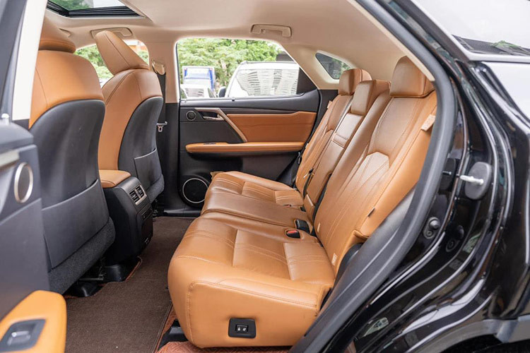 Khoang hành lý của RX 300 2021 ở mức vừa phải khi có dung tích tiêu chuẩn 176 lít. Hàng ghế sau gập 40:60 thông với cốp giúp mở rộng diện tích khi cần. Với tính năng đá cốp, bạn có thể mở cửa sau của xe mà không cần dùng tay. Không chỉ vậy, xe còn có cửa gió cho hàng ghế sau.