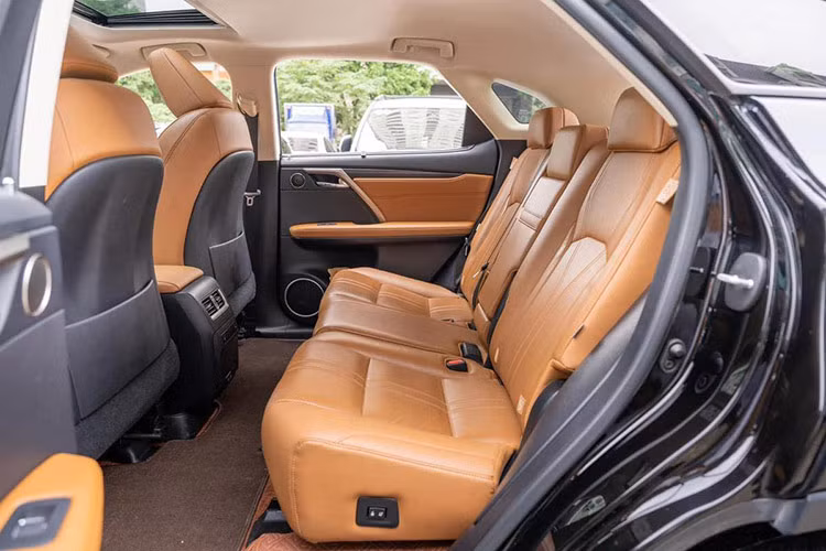 Khoang hành lý của RX 300 2021 ở mức vừa phải khi có dung tích tiêu chuẩn 176 lít. Hàng ghế sau gập 40:60 thông với cốp giúp mở rộng diện tích khi cần. Với tính năng đá cốp, bạn có thể mở cửa sau của xe mà không cần dùng tay. Không chỉ vậy, xe còn có cửa gió cho hàng ghế sau.