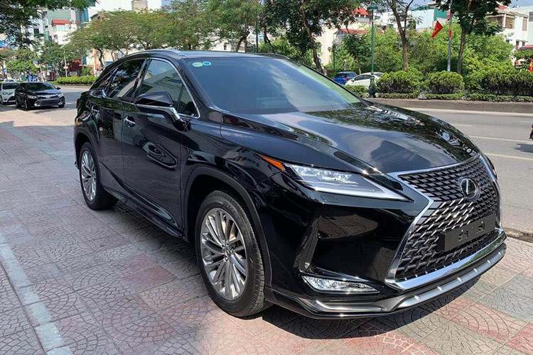 Cũng giống như hãng xe mẹ là Toyota, những mẫu xe đến từ thương hiệu Lexus đều có khả năng giữ giá rất ổn định. So với các đối thủ cùng phân khúc và năm sản xuất nhưng của thương hiệu Đức, Lexus RX300 đã qua sử dụng bán lại có giá cao hơn khá nhiều.