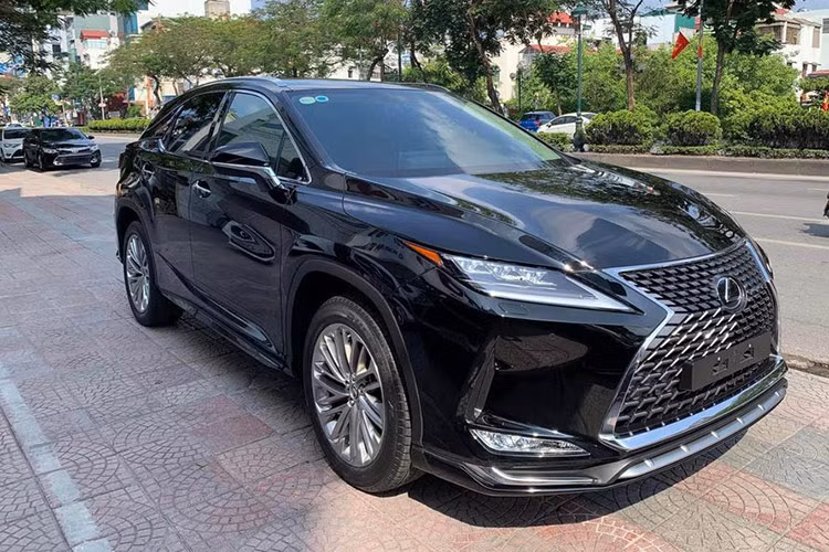Cũng giống như hãng xe mẹ là Toyota, những mẫu xe đến từ thương hiệu Lexus đều có khả năng giữ giá rất ổn định. So với các đối thủ cùng phân khúc và năm sản xuất nhưng của thương hiệu Đức, Lexus RX300 đã qua sử dụng bán lại có giá cao hơn khá nhiều.