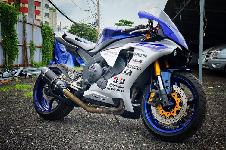 Yamaha YZF-R1 2005 là cái tên quen thuộc trong thế giới superbike. Ngay từ những ngày đầu xuất hiện, R1 đã tạo được vị thế riêng khi đây là chiếc xe có thể thoả mãn tốt các nhu cầu về tốc độ, có ngoại hình ấn tượng theo phong cách xe đua, và đặc biệt R1 là mẫu xe sử dụng động cơ Cross-Plane trứ danh, cho khả năng chạy cực kì ấn tượng.