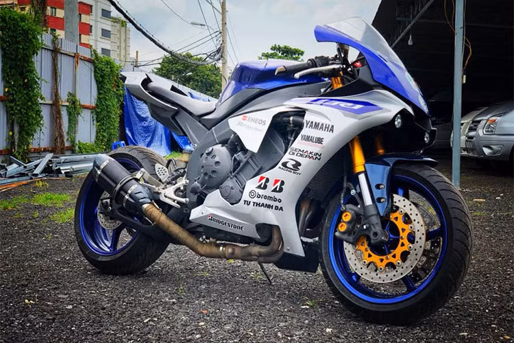 Yamaha YZF-R1 2005 là cái tên quen thuộc trong thế giới superbike. Ngay từ những ngày đầu xuất hiện, R1 đã tạo được vị thế riêng khi đây là chiếc xe có thể thoả mãn tốt các nhu cầu về tốc độ, có ngoại hình ấn tượng theo phong cách xe đua, và đặc biệt R1 là mẫu xe sử dụng động cơ Cross-Plane trứ danh, cho khả năng chạy cực kì ấn tượng.