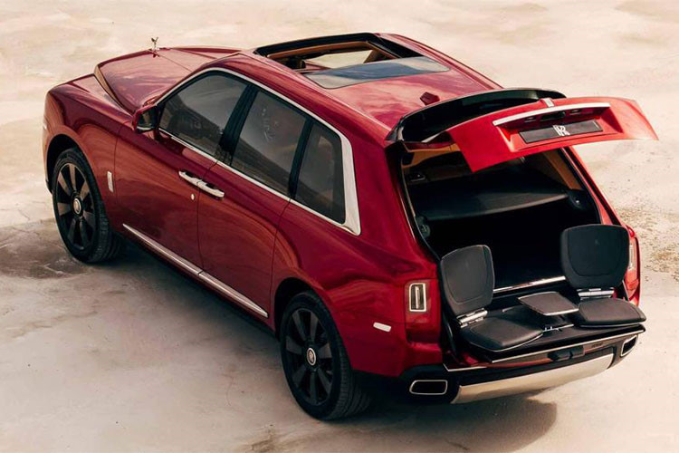 Tương tự mọi mẫu xe sang của Rolls-Royce khác, những gì sang trọng nhất trên Cullinan 2019 đều được tập trung ở hàng ghế sau bao gồm cấu hình Lounge Seat với ghế dài truyền thống, đủ chỗ cho 3 hành khách và có thể gập chỉnh điện. Tiếp đến là cấu hình Individual Seat với 2 ghế thương gia độc lập kèm các phụ kiện dành cho thương gia...