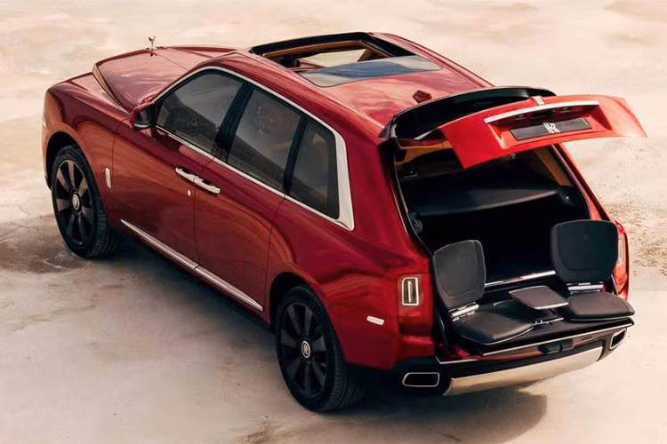 Tương tự mọi mẫu xe sang của Rolls-Royce khác, những gì sang trọng nhất trên Cullinan 2019 đều được tập trung ở hàng ghế sau bao gồm cấu hình Lounge Seat với ghế dài truyền thống, đủ chỗ cho 3 hành khách và có thể gập chỉnh điện. Tiếp đến là cấu hình Individual Seat với 2 ghế thương gia độc lập kèm các phụ kiện dành cho thương gia...