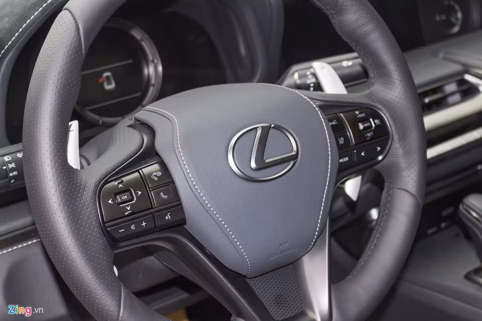 Vô lăng 3 chấu, bọc da, tích hợp một loạt phím bấm hỗ trợ người lái như ra lệnh bằng giọng nói, thiết lập kiểm soát hành trình, điều khiển hệ thống thông tin-giải trí...