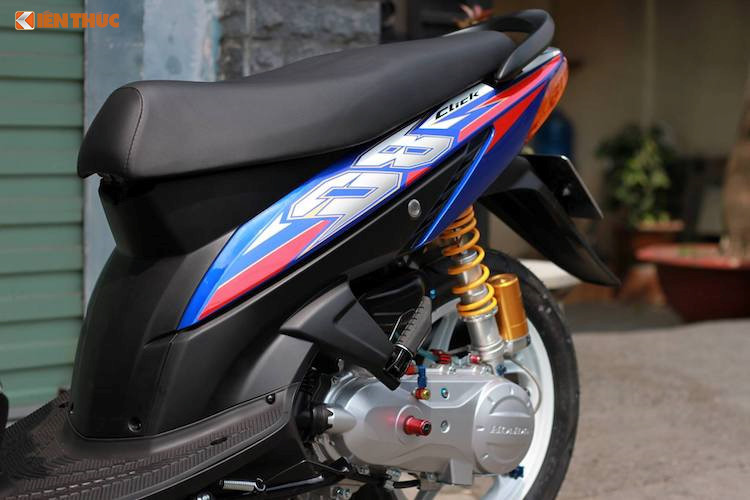 Toàn bộ dàn áo của chiếc xe đã được sơn lại theo gam màu trắng-xanh, đi kèm với bộ tem phong cách thể thao được thiết kế riêng. Bộ tem này đã đem lại vẻ bắt mắt cho chiếc xe ngay từ cái nhìn đầu tiên.