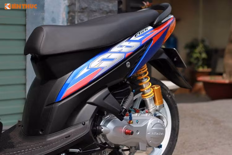 Toàn bộ dàn áo của chiếc xe đã được sơn lại theo gam màu trắng-xanh, đi kèm với bộ tem phong cách thể thao được thiết kế riêng. Bộ tem này đã đem lại vẻ bắt mắt cho chiếc xe ngay từ cái nhìn đầu tiên.