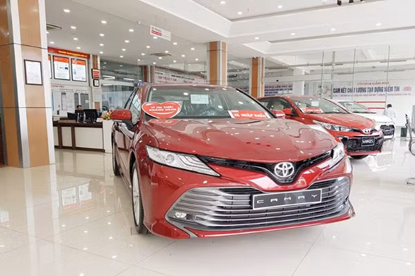 Toyota Camry moi giam 25 trieu dong, 