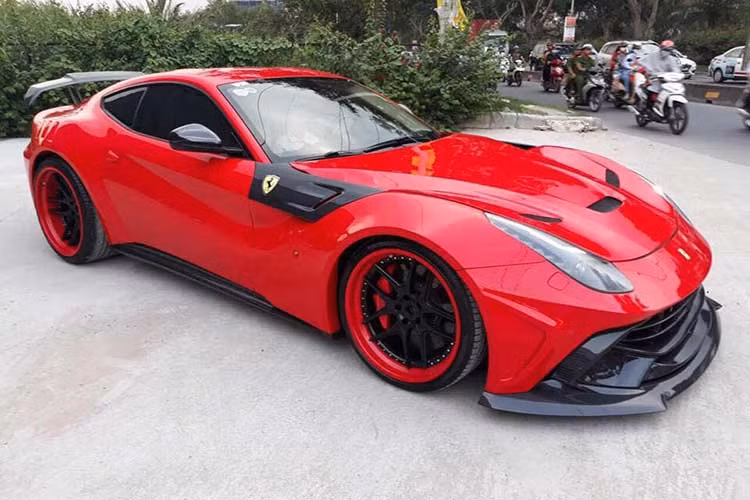Sau hơn 1 tháng nhận bàn giao siêu xe độ Lamborghini Aventador Limited Edition 50 độc nhất Việt Nam, doanh nhân Vũng Tàu tiếp tục gây bất ngờ khi vừa mới nhận thêm một bản độ siêu xe khác cũng thuộc diện có một không hai tại Việt Nam là của chiếc siêu xe Ferrari F12 Berlinetta màu đỏ với gói độ Duke Dynamics.