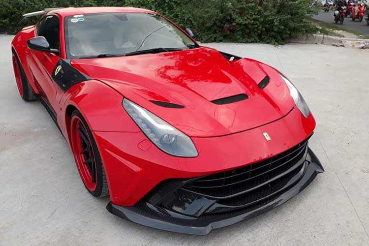 Ở ngoại hình, bản độ Ferrari F12 Berlinetta độ Duke Dynamics được trang bị thêm một cánh lướt gió cỡ lớn, cản va và lưới tản nhiệt phía trước đầu xe khá hầm hố. Nắp capô mới với các hốc gió vừa đảm nhận nhiệm vụ thoát nhiệt tốt hơn cũng mang đến ngoại hình dữ dằn cho "siêu ngựa".