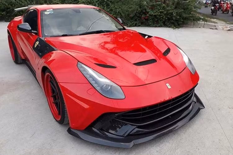 Ở ngoại hình, bản độ Ferrari F12 Berlinetta độ Duke Dynamics được trang bị thêm một cánh lướt gió cỡ lớn, cản va và lưới tản nhiệt phía trước đầu xe khá hầm hố. Nắp capô mới với các hốc gió vừa đảm nhận nhiệm vụ thoát nhiệt tốt hơn cũng mang đến ngoại hình dữ dằn cho "siêu ngựa".