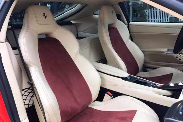 Nằm dưới nắp ca-pô của F12Berlinetta là khối động cơ V12 6.3l nạp khí tự nhiên với công suất lên tới 730 mã lực và mô-men xoắn cực đại 690 Nm. Với hộp số ly hợp kép 7 cấp và hệ dẫn động cầu sau, chiếc xe chỉ mất 3,1 giây để tăng tốc từ 0-100 km/h trước khi đạt tới vận tốc tối đa lên tới 340 km/h nếu điều kiện đường cho phép.