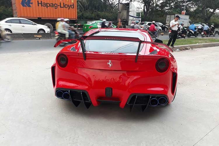 Các vòm bánh xe của Ferrari F12 Berlinetta độ body kit Duke Dynamics được nới rộng ra, phía sau các vòm bánh xe trước có thêm mang cá mới bằng sợi carbon. Nẹp sườn bằng sợi carbon cũng là trang bị đắt giá trên bản độ của chiếc Ferrari F12 Berlinetta Duke Dynamics. Điểm nhấn bên hông xe còn có 3 hốc gió mới nằm trên vòm bánh xe sau tương tự như siêu phẩm Ferrari F12tdf.