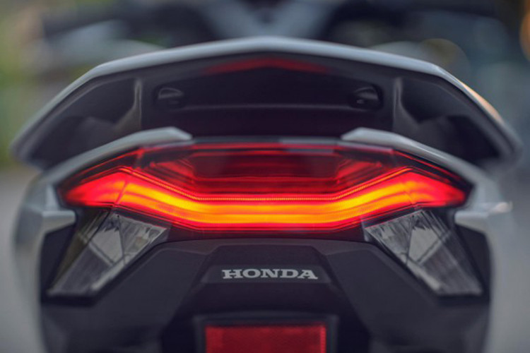 Các chi tiết rườm rà ở phiên bản cũ đã được loại bỏ mang đến diện mạo tinh gọn nhưng vẫn mạnh mẽ, đặc biệt ở phần cánh gà hai bên thân xe. Những chi tiết mới mặc dù nâng cấp, nhưng không thay đổi nhiều so với thế hệ cũ từng bán tại Việt Nam.