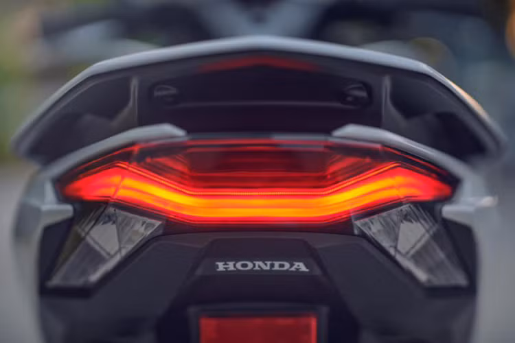 Các chi tiết rườm rà ở phiên bản cũ đã được loại bỏ mang đến diện mạo tinh gọn nhưng vẫn mạnh mẽ, đặc biệt ở phần cánh gà hai bên thân xe. Những chi tiết mới mặc dù nâng cấp, nhưng không thay đổi nhiều so với thế hệ cũ từng bán tại Việt Nam.