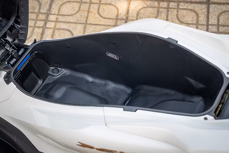 Khoang chứa đồ dưới yên xe có dung tích 30,4 lít, đủ để chứa một mũ bảo hiểm full-face cùng các vật dụng cá nhân. Hộc chứa đồ nhỏ bên dưới tay lái còn tích hợp cổng sạc USB Type C, hỗ trợ người dùng sạc điện thoại trong khi di chuyển.