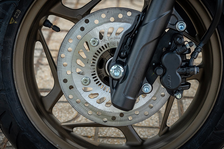 Hệ thống treo của xe được cải tiến với phuộc sau tích hợp bình dầu, mang lại sự ổn định trên nhiều loại địa hình. Hệ thống phanh đĩa trước và sau có đường kính 220 mm, đi kèm phanh ABS ở bánh trước và công nghệ kiểm soát lực kéo HSTC, thường chỉ xuất hiện trên các mẫu xe phân khối lớn.