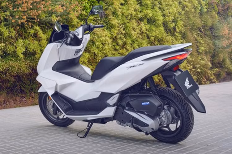 Mẫu xe ga Honda PCX 125 2025 duy trì thiết kế mềm mại với các đường nét liền mạch, uốn lượn từ đầu đến đuôi xe tạo nên diện mạo hiện đại và khả năng bảo vệ tốt hơn cho người lái trước gió và các tác động từ môi trường. 