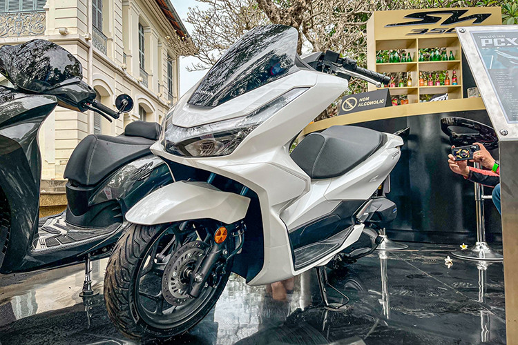  Honda PCX 2025 tại Việt Nam mới được hé lộ là phiên bản hoàn toàn mới với nhiều điểm tương đồng với mẫu PCX DX từng ra mắt tại châu Âu, mang lại sự hào hứng lớn cho người hâm mộ dòng xe ga cao cấp.