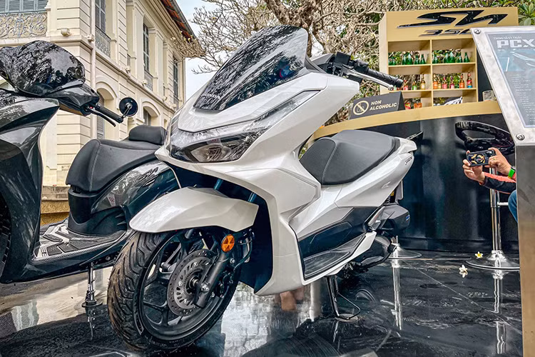  Honda PCX 2025 tại Việt Nam mới được hé lộ là phiên bản hoàn toàn mới với nhiều điểm tương đồng với mẫu PCX DX từng ra mắt tại châu Âu, mang lại sự hào hứng lớn cho người hâm mộ dòng xe ga cao cấp.