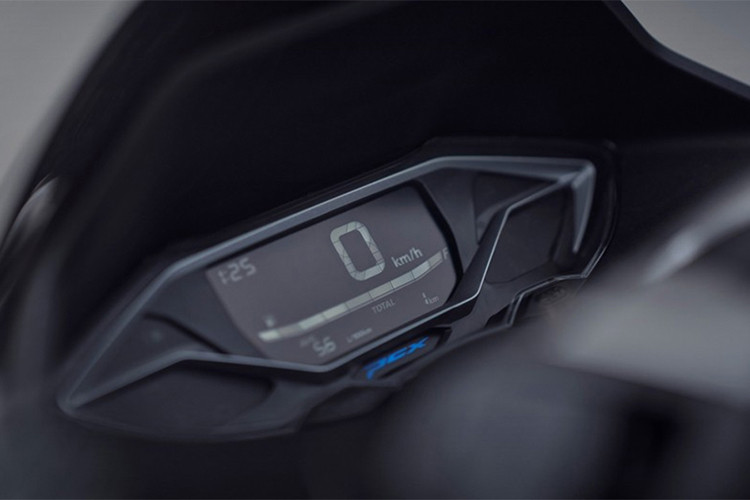 PCX 2025 được trang bị màn hình TFT màu 5 inch độ phân giải cao, hiển thị đầy đủ các thông tin quan trọng như mức tiêu hao nhiên liệu và quãng đường di chuyển. Người lái có thể dễ dàng điều chỉnh qua cụm công tắc 4 chiều trên tay lái trái, tăng cường sự tiện lợi và an toàn khi sử dụng.