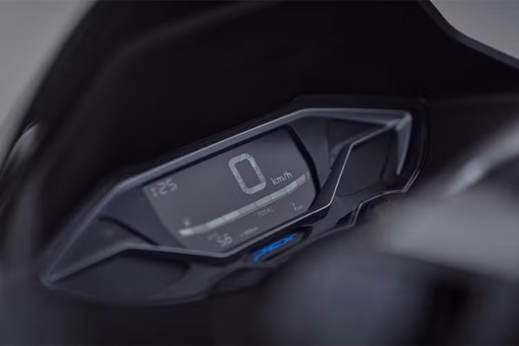 PCX 2025 được trang bị màn hình TFT màu 5 inch độ phân giải cao, hiển thị đầy đủ các thông tin quan trọng như mức tiêu hao nhiên liệu và quãng đường di chuyển. Người lái có thể dễ dàng điều chỉnh qua cụm công tắc 4 chiều trên tay lái trái, tăng cường sự tiện lợi và an toàn khi sử dụng.