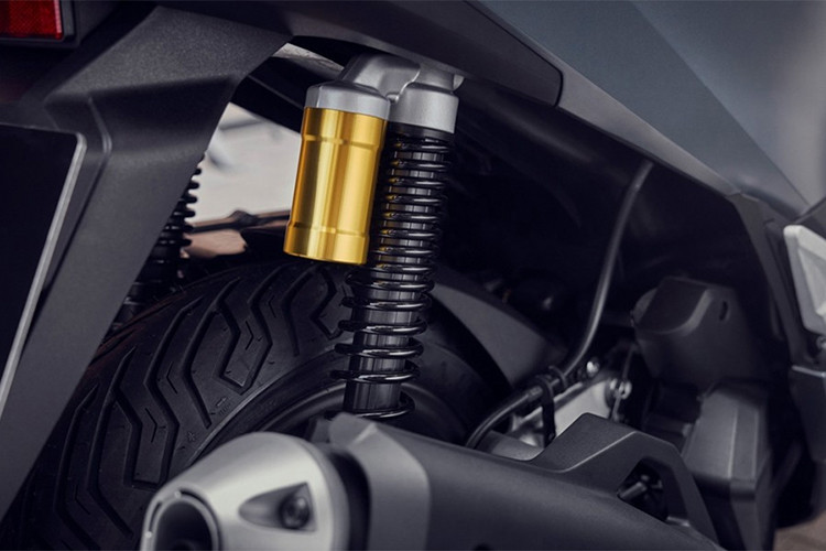 PCX 2025 sử dụng động cơ eSP+ 125cc, 4 van, làm mát bằng dung dịch sản sinh công suất tối đa 12,5 mã lực tại 8.750 vòng/phút và mô-men xoắn cực đại 11,7 Nm tại 6.500 vòng/phút. Mức tiêu thụ nhiên liệu ấn tượng chỉ 2,1 lít/100 km. 