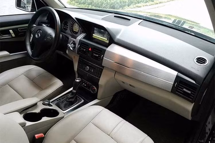 Bên trong nội thất cũng được thiết kế góc cạnh tương tự bên ngoài. Ghế ngồi bọc da cao cấp, ghế lái chỉnh điện nhớ 3 vị trí, ghế phụ nhớ 2 vị trí. Tap-lô bên phía ghế phụ ốp 2 nhôm xước cỡ lớn. Trung tâm bảng điều khiển là màn hình giải trí 7 inch đặt lõm sâu vào bên trong. Phía dưới là cửa gió điều hòa và loạt phím bấm chức năng.