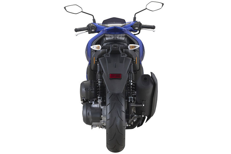 Mẫu xe ga Yamaha NVX 155 GP Edition phiên bản 2018 này sẽ vẫn sở hữu chiều dài 1.990 mm, rộng 700 mm và cao 1.125 mm. Chiều cao yên xe khoảng 790 mm và khối lượng của xe là 116 kg.