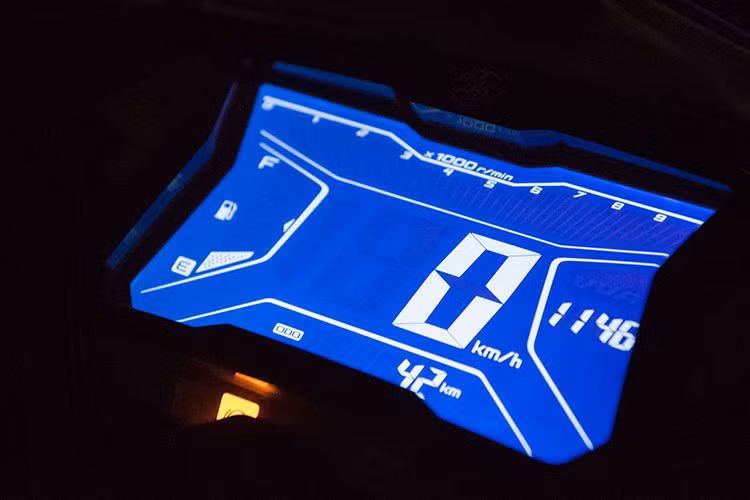 Xe được trang bị hệ thống chống bó cứng phanh ABS tiêu chuẩn ở phía trước, bảng đồng hồ điện tử LCD hiển thị tất cả thông tin của xe và hệ thống khởi động không cần chìa khóa.