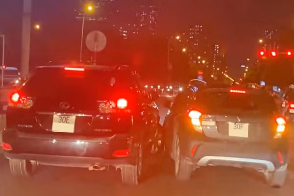 Lexus RX va VinFast Fadil duoi nhau gay nao loan thu do Ha Noi