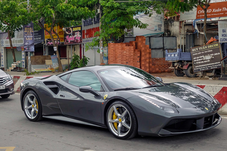 Tại thị trường Việt Nam, Ferrari 488 GTB có giá khoảng 15 tỷ đồng nếu ra biển trắng. Nếu sử dụng các loại biển miễn thuế, giá trị xe có thể giảm một nửa (chiếc xe của Cường Đô la trong bài mang biển số nước ngoài). Tại Mỹ, giá cơ sở cho một chiếc Ferrari 488 GTB là 242.000 USD.