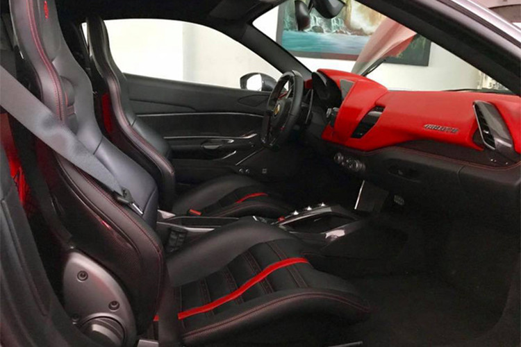 Đối lập với bộ áo màu xám, siêu xe Ferrari 488 GTB của Cường Đô la có nội thất màu đỏ cùng các chi tiết khác bằng sợi carbon để tạo điểm nhấn. Hệ thống giải trí mới Digital Audio Broadcasting (DAB) kết hợp cùng ứng dụng Apple CarPlay, hệ thống âm thanh cao cấp của JBL-Harman gồm 12 loa có công suất 1.280 Watt...