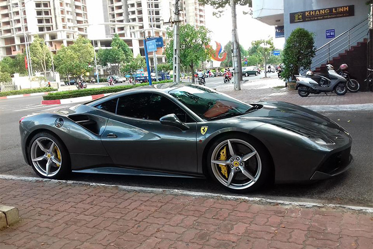 Được biết, chiếc Ferrari 488 GTB màu xám của Cường Đô la là 1 trong 3 chiếc đầu tiên cập bến Việt Nam, xe được nhập về nước từ tháng 2/2016. Sau một thời gian chuyển ra Hà Nội nhưng không tìm được khách, chiếc xe may mắn về tay chủ nhân nổi tiếng trong giới siêu xe.
