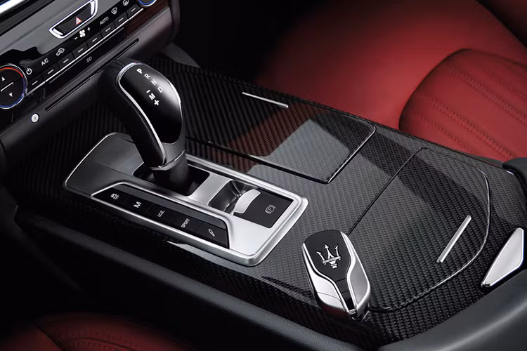 Ghibli sở hữu hệ thống treo Skyhook mới cùng dàn âm thanh cao cấp từ Harman/Kardon hoặc Bowers &amp; Wilkins, đem tới trải nghiệm êm ái và thú vị hơn trong cabin. Xe cũng được tích hợp nhiều hệ thống hỗ trợ người lái như tự động giữ ga thông minh, cảnh báo điểm mù, camera 360 độ, hỗ trợ phanh khẩn cấp tự động, cảnh báo va chạm.. 