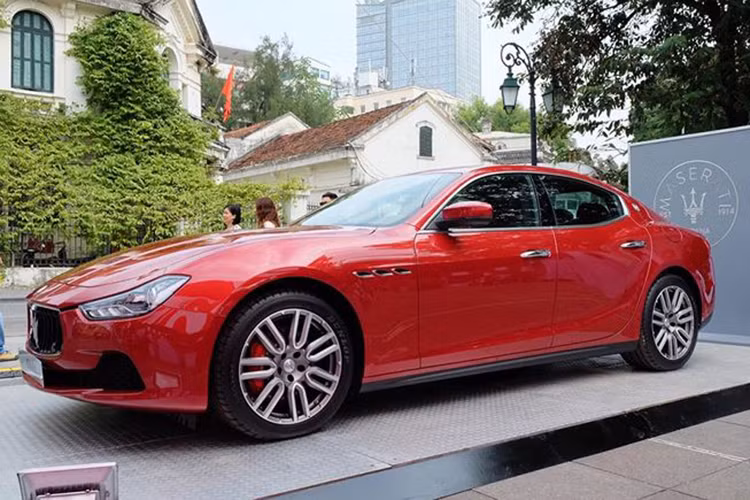 Tại thị trường Việt Nam, phiên bản Maserati Ghibli S dẫn động cầu sau có giá bán chính hãng niêm yết từ 5,161 tỷ đồng. Trong khi đó, bản Ghibli S Q4 với hệ dẫn động 4 bánh có giá 5,325 tỷ đồng. Phiên bản Ghibli rẻ nhất được Maserati Việt Nam phân phối khởi điểm từ 4,52 tỷ đồng.