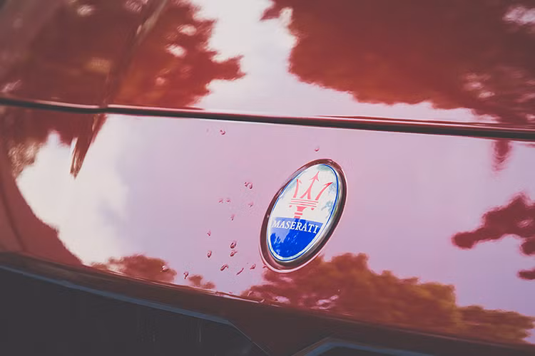 Maserati Ghibli gây ấn tượng mạnh với khách tham quan tại Hà Nội không chỉ bởi sự sang trọng khác biệt, mà còn đậm đặc trưng chất Ý. Phần đầu của chiếc xe được trang bị lưới tản nhiệt nan thẳng đứng có logo cây đinh ba nằm giữa và cụm đèn LED mới đầy sắc sảo.