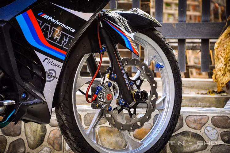 Cả 2 bánh xe trước, sau đều được trang bị mâm độ Yaz 5 chấu xoắn màu bạc, lốp mới thương hiệu Pilot Street, đĩa phanh Galfer và heo dầu Brembo của Ducati 1199, loạt ốc kiểng Proti và dây dầu mới...