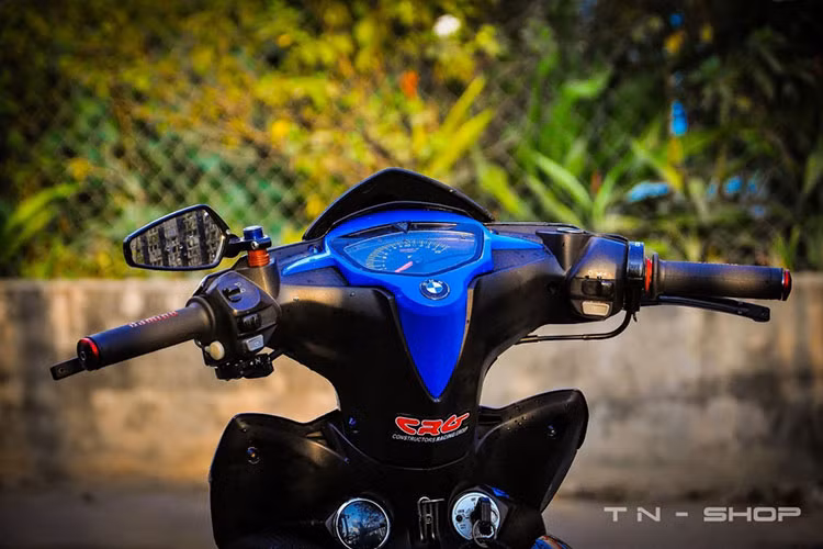 Bộ đồng hồ Koso 2010 được trang bị, ben cạnh đó là cùm tay domino gù dẹp, kính kiểu. Logo mang thương hiêu BMW dược đính sát mặt đồng hồ.