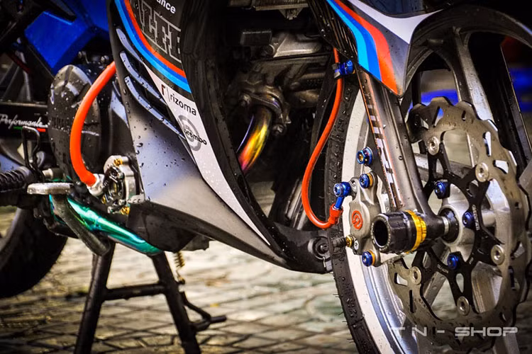 Cổ ống xả được độ titan, lộc nhớt racing boy cùng với tản nhiệt cỡ lớn. Khối động cơ 135 phân khối nguyên bản của xe vẫn được giữ nguyên.