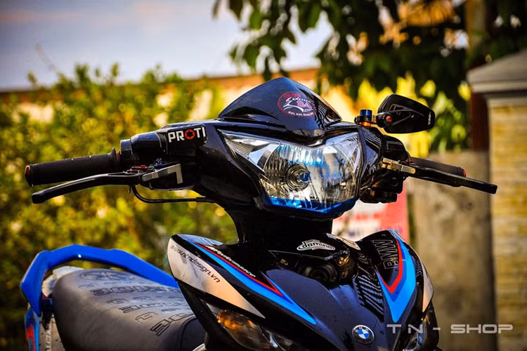 Trên chiếc xe này, chủ nhân đã sơn cho xe dàn tem đấu mang phong cách của hãng xe hơi BMW đơn giản mà nổi bật, được kết hợp từ 3 dải màu xanh, xám, đỏ. Cùm phanh Brembo mới được trang bị, tay phanh và côn CRG RC2 cực chất.