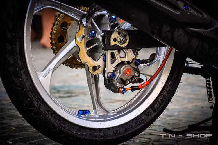 Dàn chân sau, ngoài phuộc đơn hàng hiệu là heo brembo và đĩa Glafer bồi kiểu. Hệ thống đầu ống xả không thay đổi so với nguyên bản.