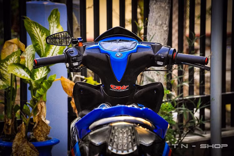 Tay xách trên Exciter 135 được lên màu trùng với dàn áo, đuôi đèn nguyên bản được loại bỏ thay bằng chụp trắng của hãng độ Nakasone.